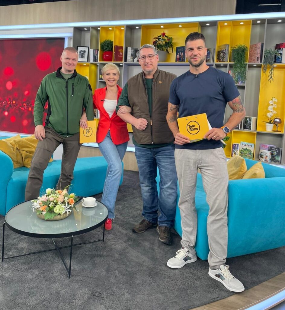 Spoločná fotografia zo štúdia relácie Teleráno na TV Markíza. Na snímke stoja moderátori a zástupcovia Štátnej ochrany prírody SR a Zásahového tímu počas rozhovoru o výskyte medveďov a bezpečnosti v prírode.