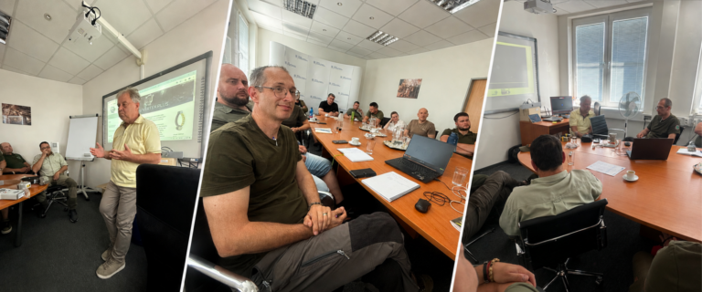 Koláž z troch fotografií zo pracovného stretnutia v zasadacej miestnosti. Na ľavej fotografii stojí muž pred interaktívnou tabuľou a prezentuje, pričom ostatní účastníci sedia pri stole a počúvajú. V strede je pohľad na účastníkov sediacich okolo konferenčného stola s notebookom, poznámkami, pohármi a občerstvením. Na pravej fotografii je širší pohľad na miestnosť počas diskusie pri stole, s oknami, projektorom a technickým vybavením.