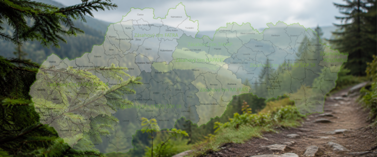 Mapa Slovenska s vyznačenými územnými pôsobnosťami zásahových tímov ŠOP SR – ZÁPAD, STRED, FATRA, NAPANT, TANAP, MURÁŇ, VÝCHOD a POLONINY – na pozadí lesného turistického chodníka.