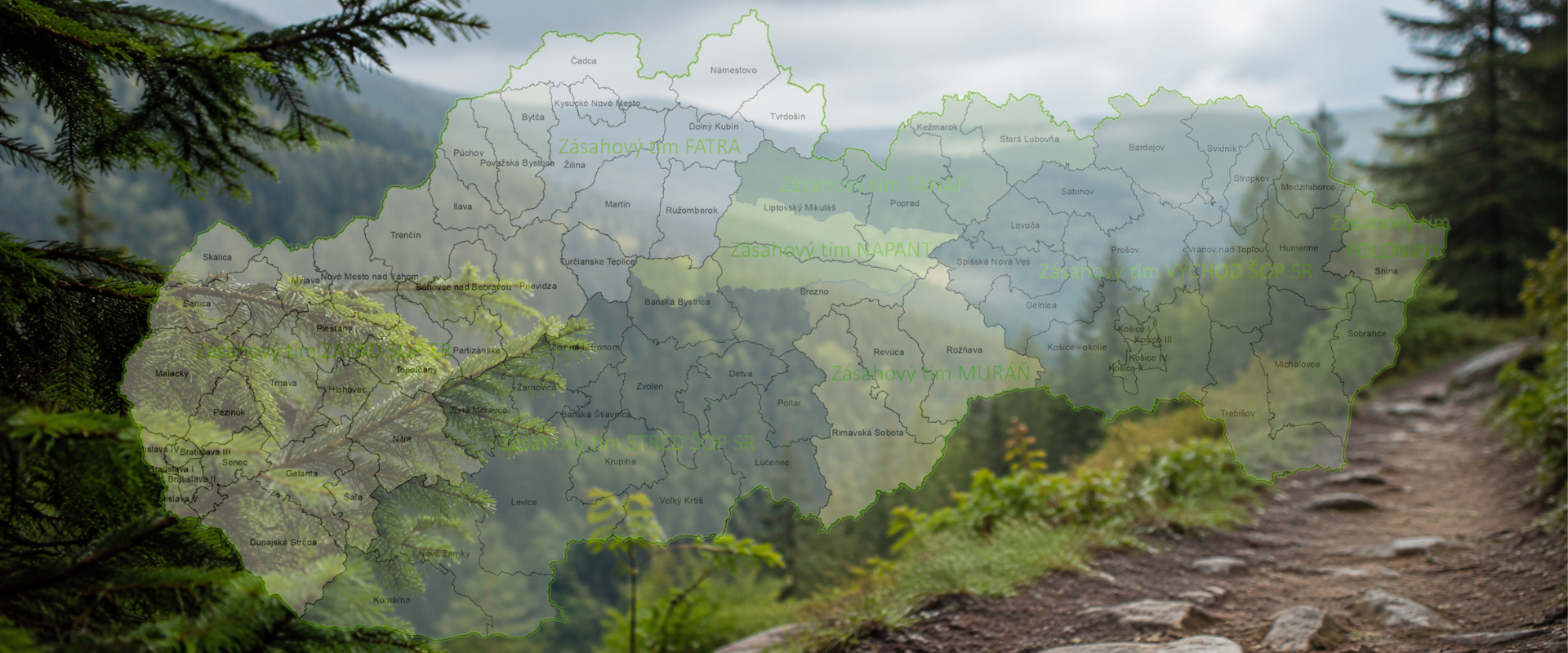 Mapa Slovenska s vyznačenými územnými pôsobnosťami zásahových tímov ŠOP SR – ZÁPAD, STRED, FATRA, NAPANT, TANAP, MURÁŇ, VÝCHOD a POLONINY – na pozadí lesného turistického chodníka.