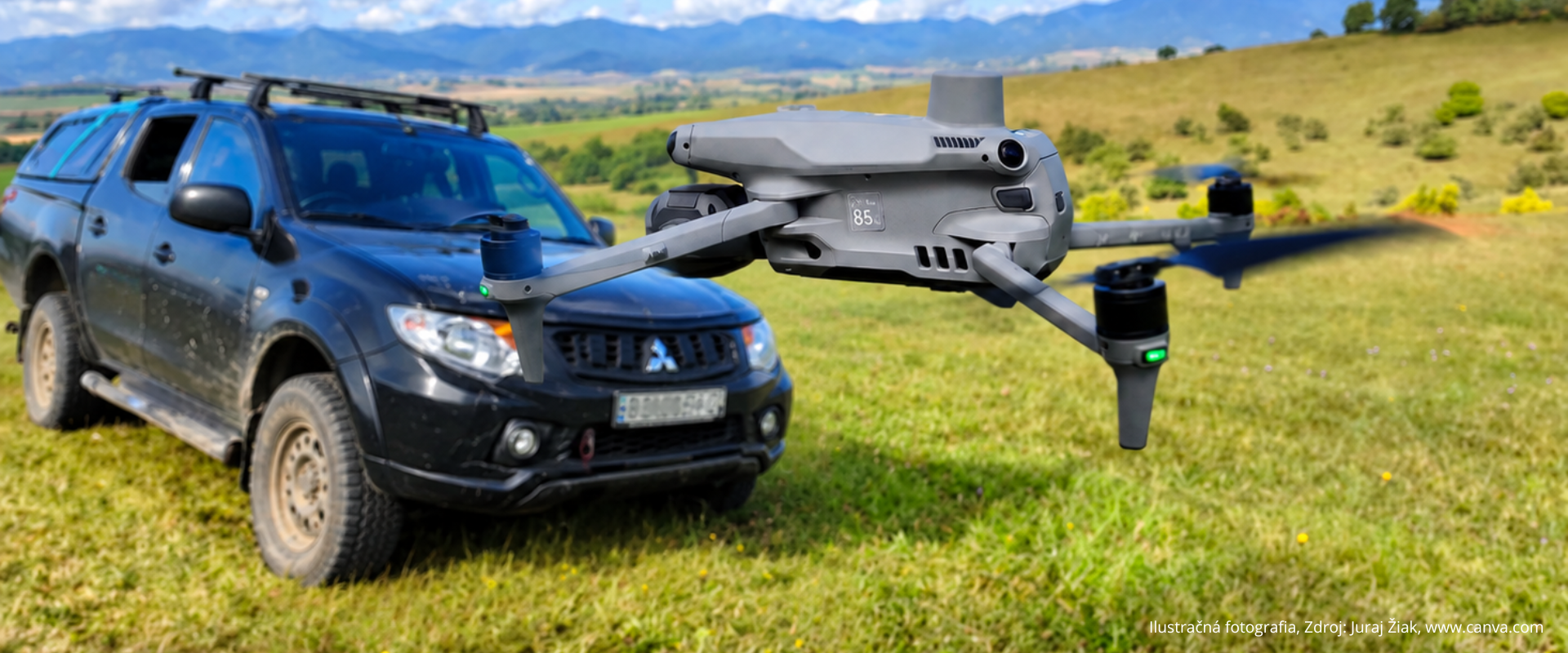 Ilustračná fotografia dronu používaného na monitoring v prírode, v pozadí terénne vozidlo a krajina regiónu Turca.