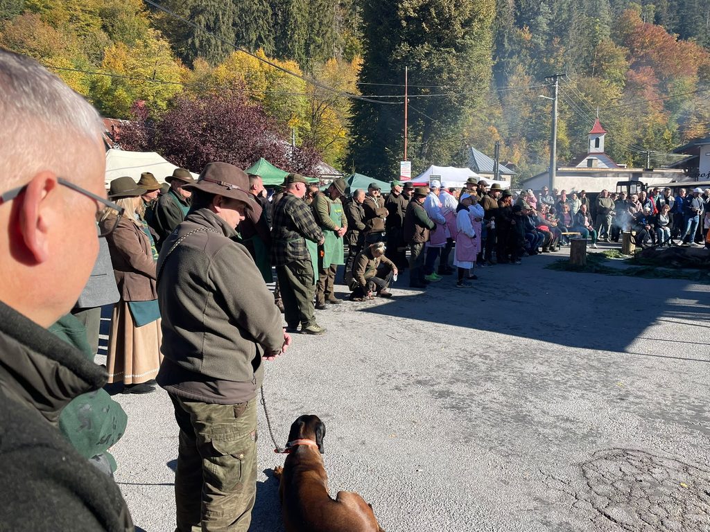 Účastníci poľovníckeho podujatia v Ponickej Hute počas spoločného programu v centre obce.